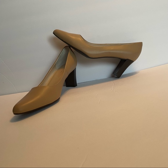 New Jessica London tan heals.  Size 8 1/2M - Picture 16 of 16